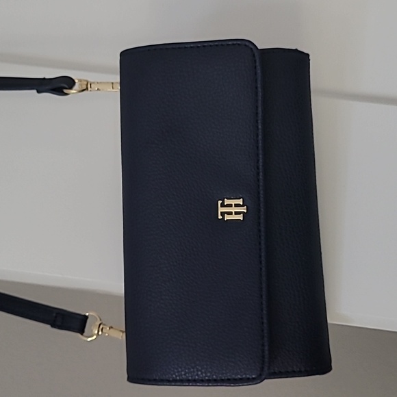 TOMMY HILFIGER NAVY BLUE CROSSBODY BAG - Picture 1 of 8